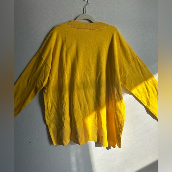 NWT. GAP Sweater in a soft wool blend. Uneven, a bit longer in the back. Size L - Picture 2 of 4